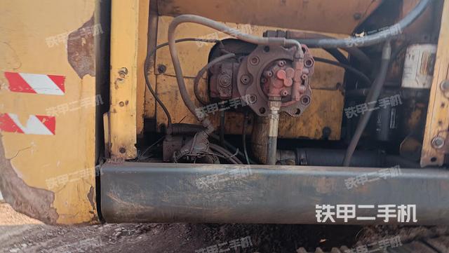 液压泵舱室正面整体（整机外观）