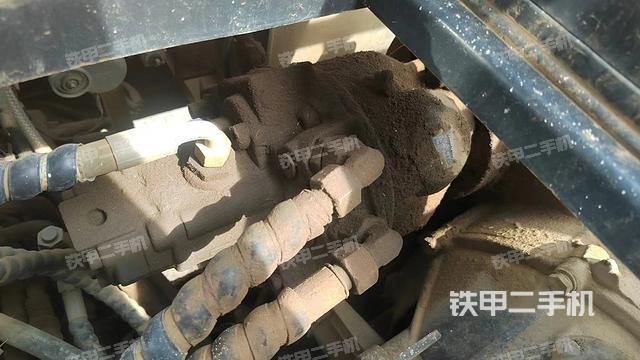 液压泵舱室正面整体（整机外观）