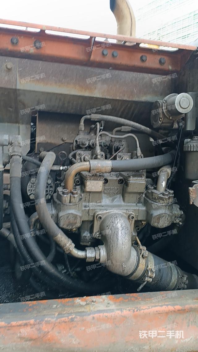 液压泵舱室正面整体（整机外观）