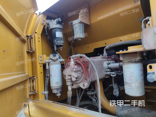 液压泵舱室正面整体（整机外观）