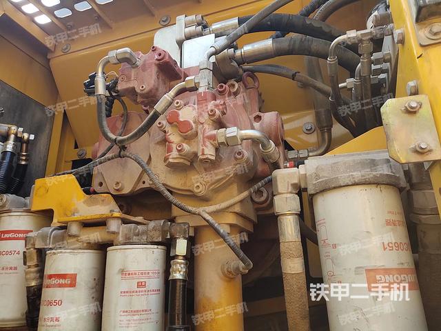 液压泵舱室正面整体（整机外观）