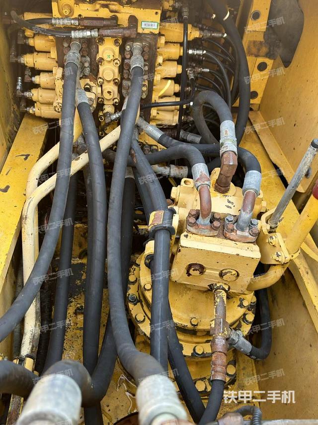 回转马达和主控阀（整机外观）