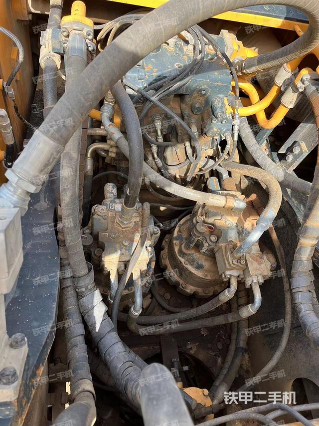 回转马达和主控阀（整机外观）