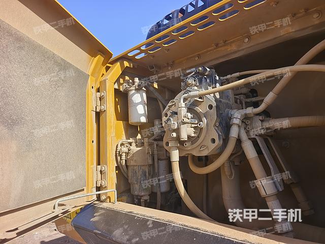 液压泵舱室正面整体（整机外观）