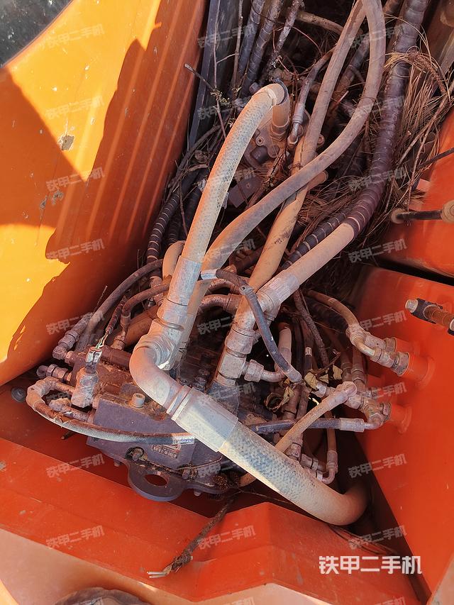 回转马达和主控阀（整机外观）