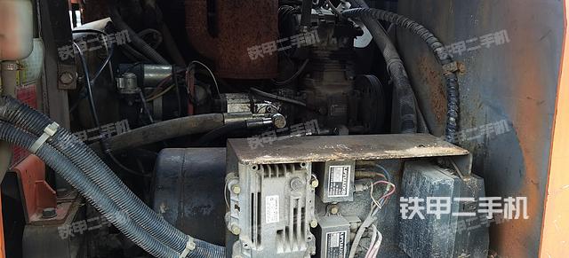 回转马达和主控阀（整机外观）