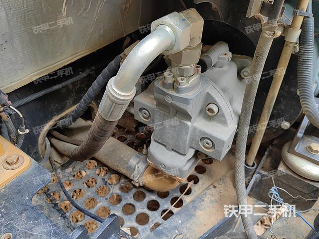 液压泵舱室正面整体（整机外观）