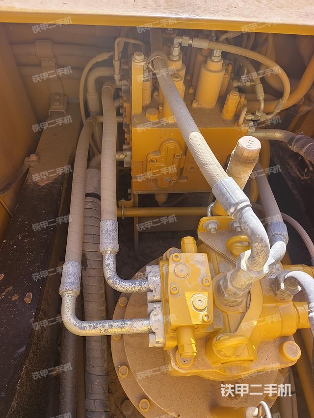 回转马达和主控阀（整机外观）