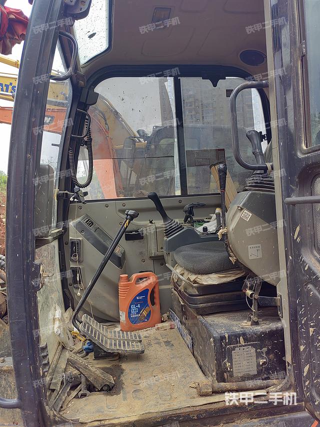 驾驶室顶部（整机外观）