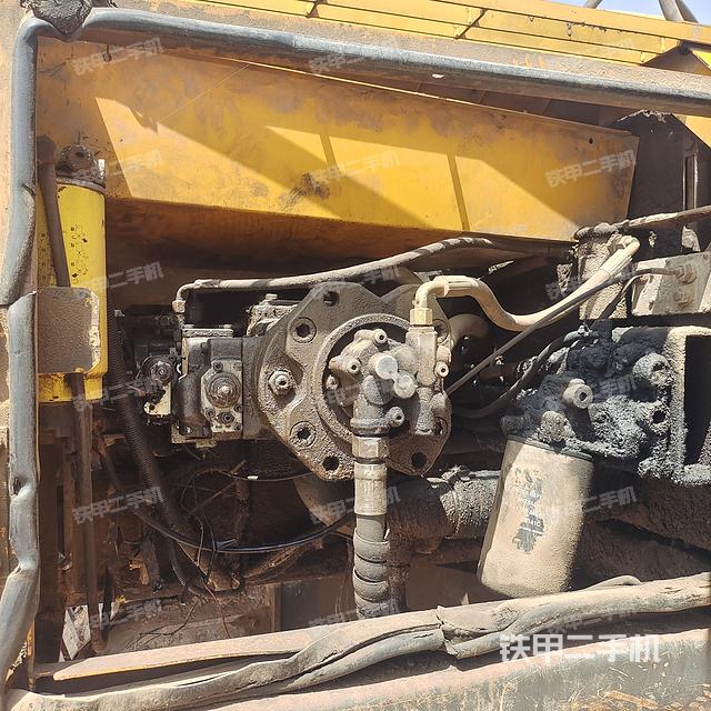 液压泵舱室正面整体（整机外观）