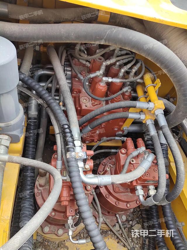 回转马达和主控阀（整机外观）