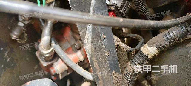 液压泵舱室正面整体（整机外观）