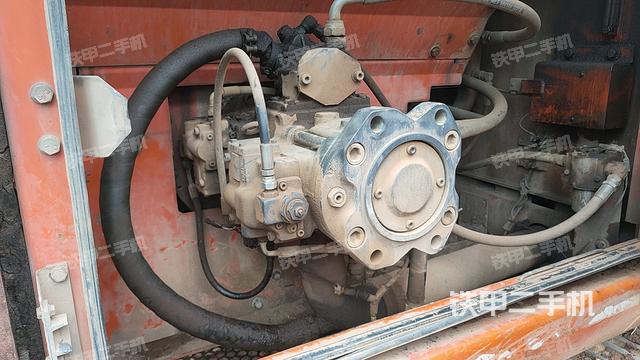 液压泵舱室正面整体（整机外观）