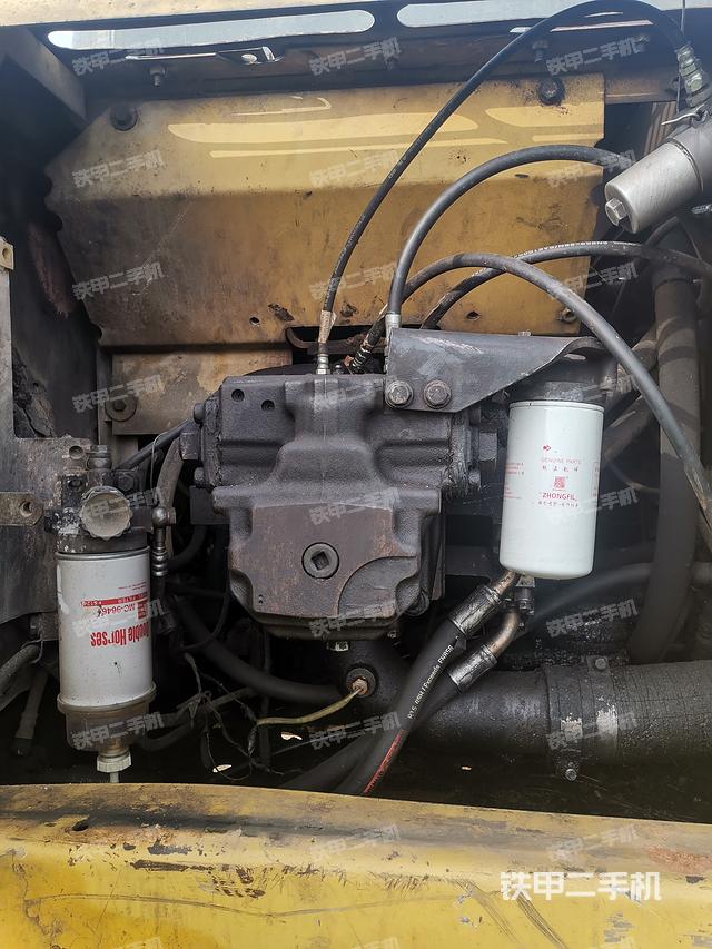 液压泵舱室正面整体（整机外观）