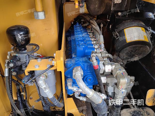 回转马达和主控阀（整机外观）