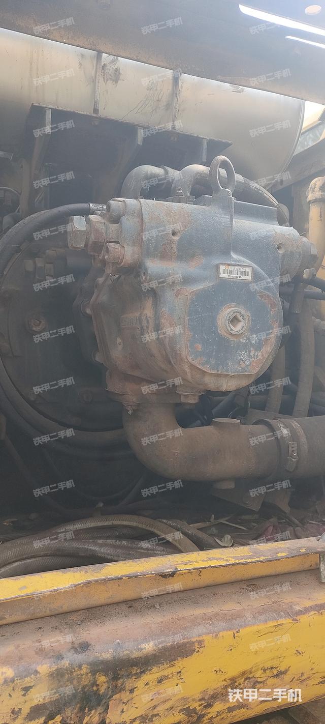 液压泵舱室正面整体（整机外观）