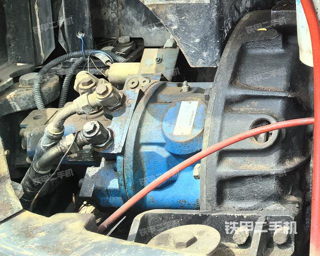 液压泵舱室正面整体（整机外观）