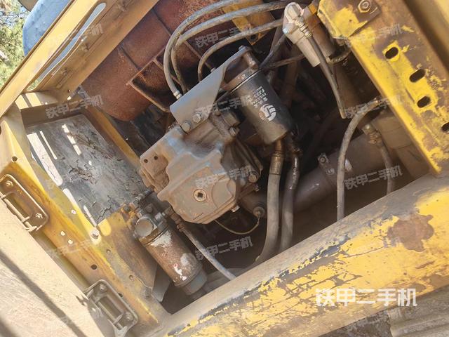 液压泵舱室正面整体（整机外观）