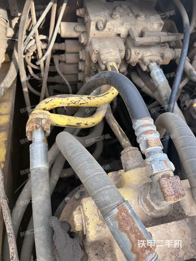 回转马达和主控阀（整机外观）