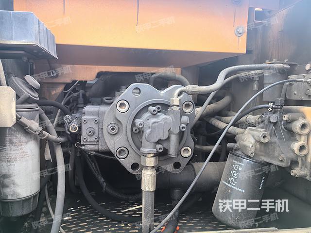 液压泵舱室正面整体（整机外观）