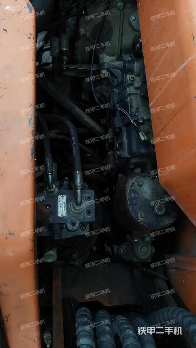 液压泵舱室正面整体（整机外观）