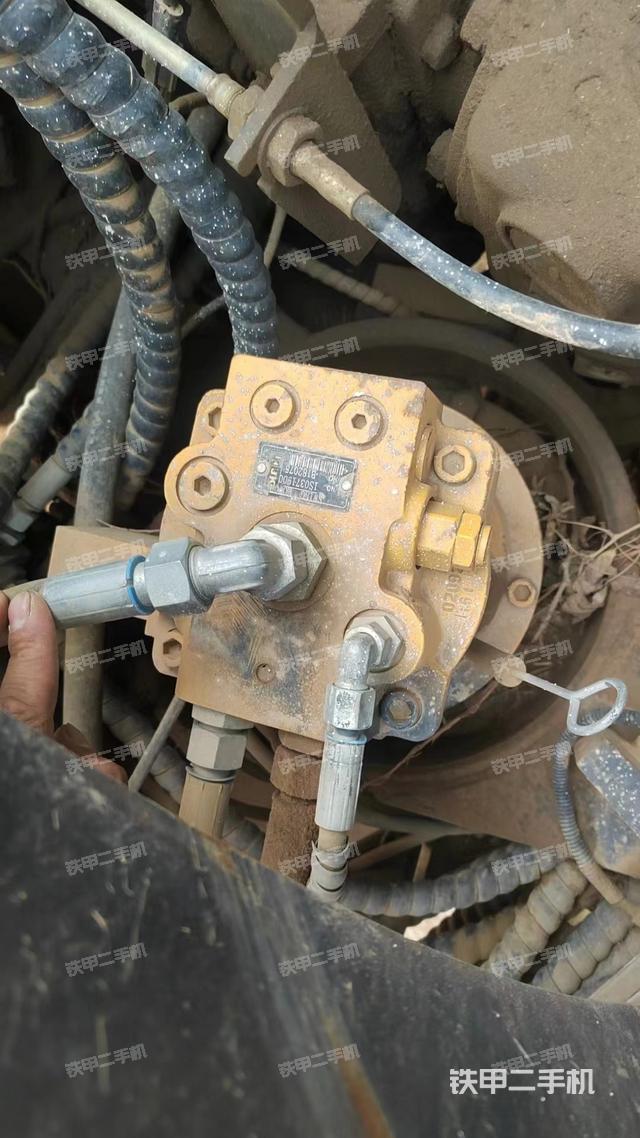 回转马达和主控阀（整机外观）