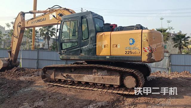 現(xiàn)代R225LC-7挖掘機