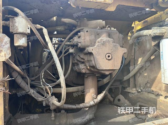 液压泵舱室正面整体（整机外观）