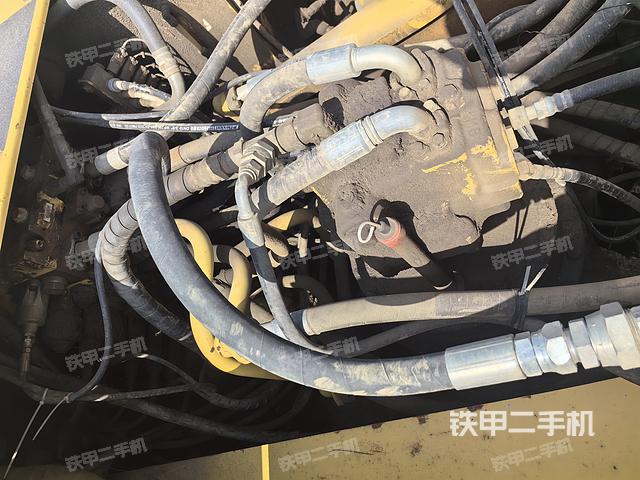 回转马达和主控阀（整机外观）