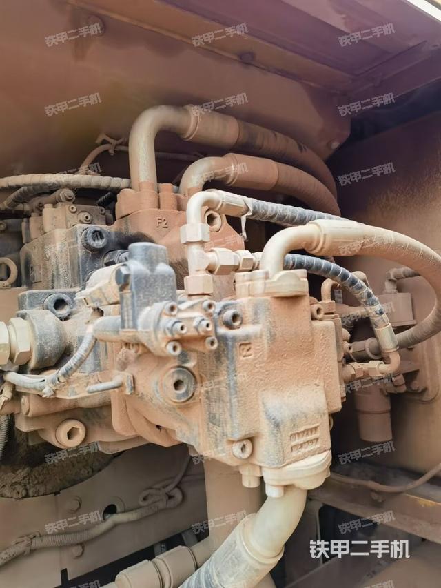 液压泵舱室正面整体（整机外观）