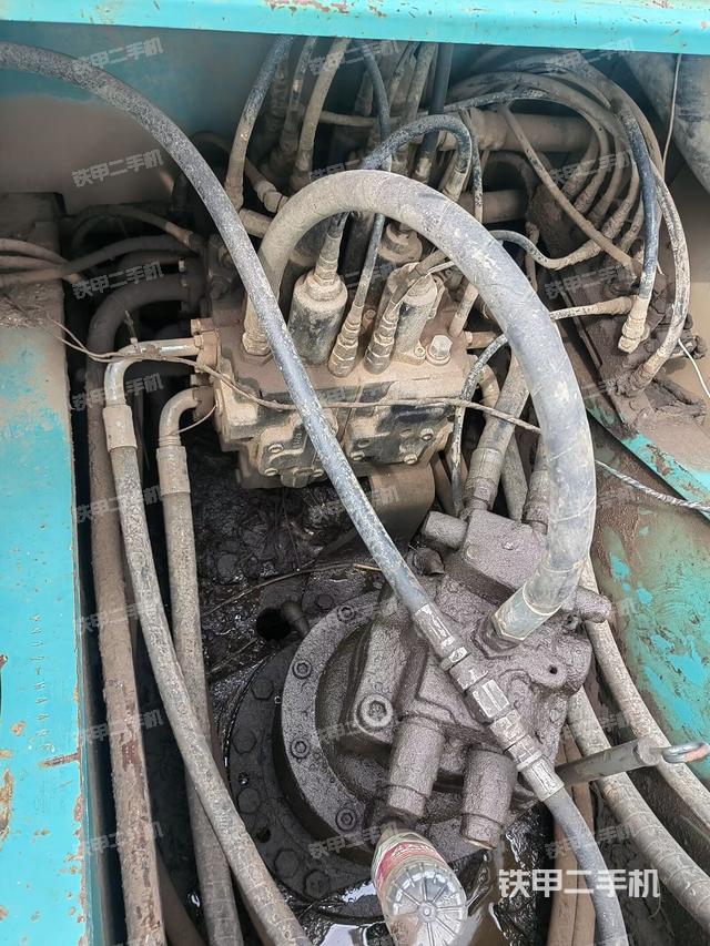 回转马达和主控阀（整机外观）