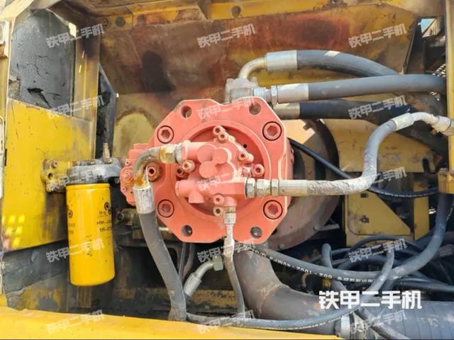 液压泵舱室正面整体（整机外观）