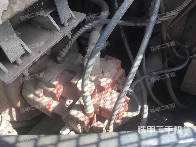 回转马达和主控阀（整机外观）