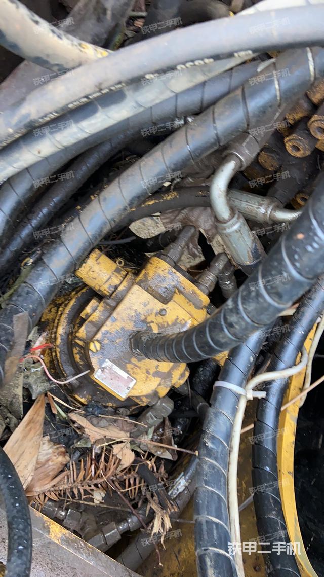 回转马达和主控阀（整机外观）