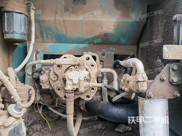 液压泵舱室正面整体（整机外观）