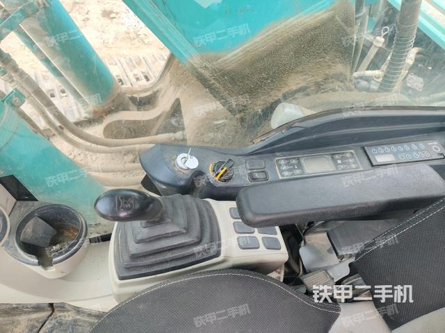 座椅右侧控制台/钥匙门/油门/含右手柄（驾驶室部分）