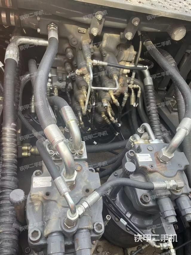 回转马达和主控阀（整机外观）