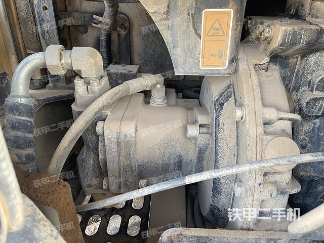 液压泵舱室正面整体（整机外观）