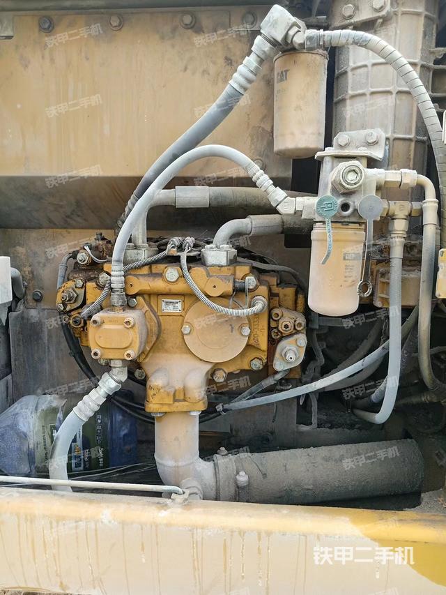 液压泵舱室正面整体（整机外观）