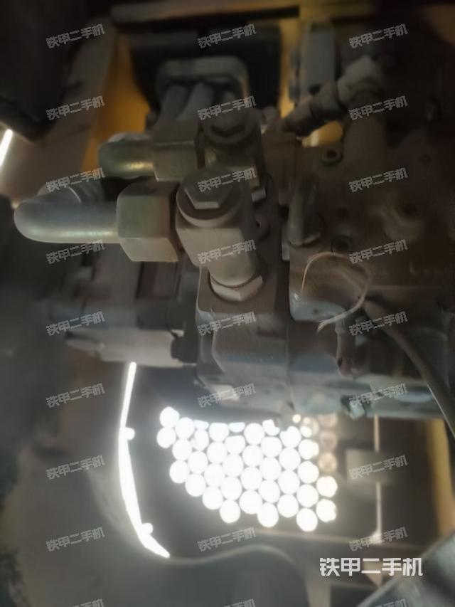 液压泵舱室正面整体（整机外观）