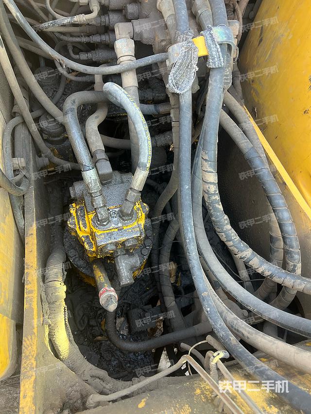 回转马达和主控阀（整机外观）