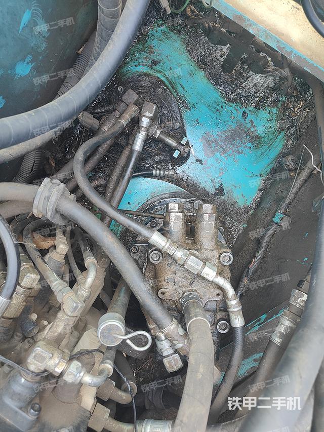 回转马达和主控阀（整机外观）