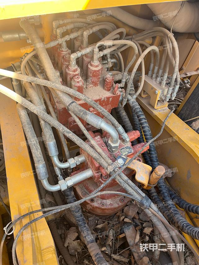 回转马达和主控阀（整机外观）