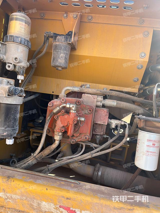 液压泵舱室正面整体（整机外观）