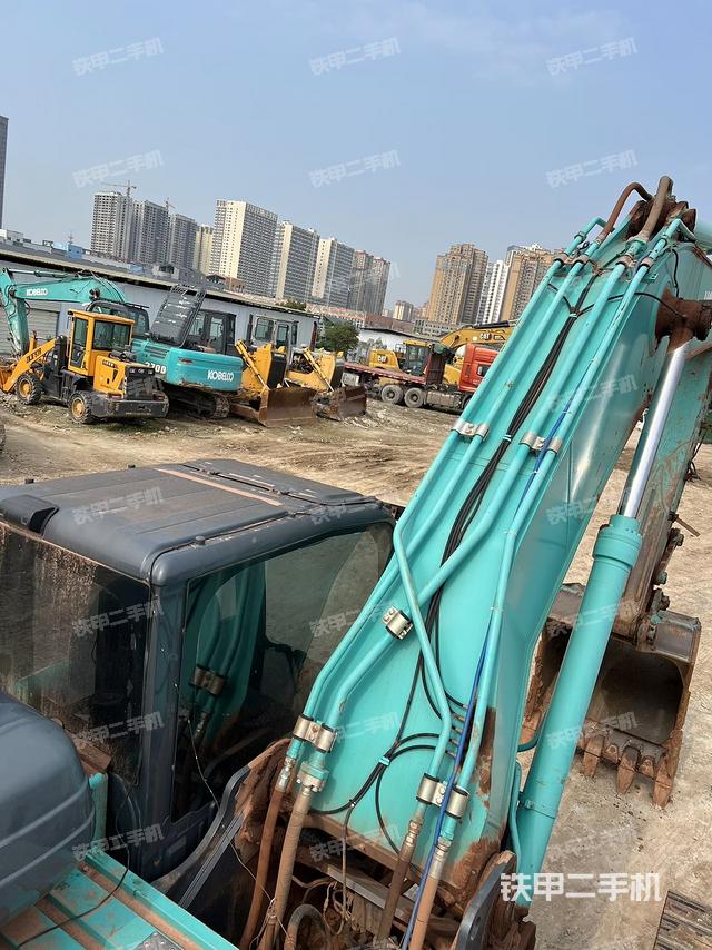 驾驶室顶部（整机外观）