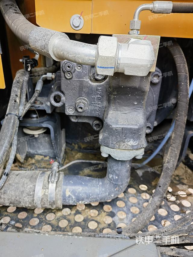 液压泵舱室正面整体（整机外观）