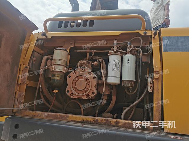 液压泵舱室正面整体（整机外观）