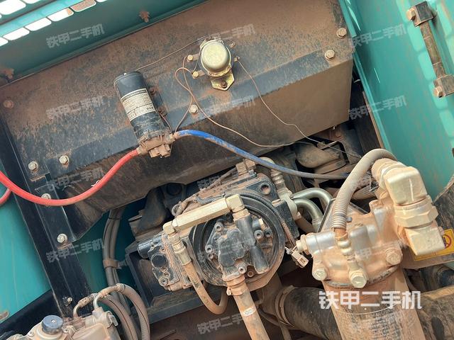 液压泵舱室正面整体（整机外观）