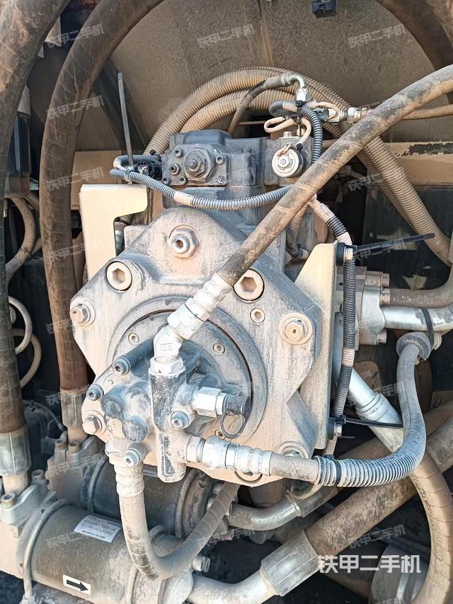 液压泵舱室正面整体（整机外观）