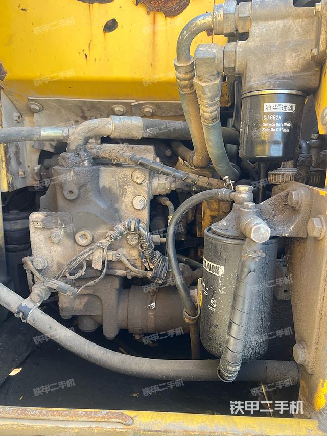 液压泵舱室正面整体（整机外观）